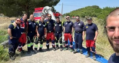 Francesco Mastroianni, il quarto a destra assieme ad un gruppo di volontari
