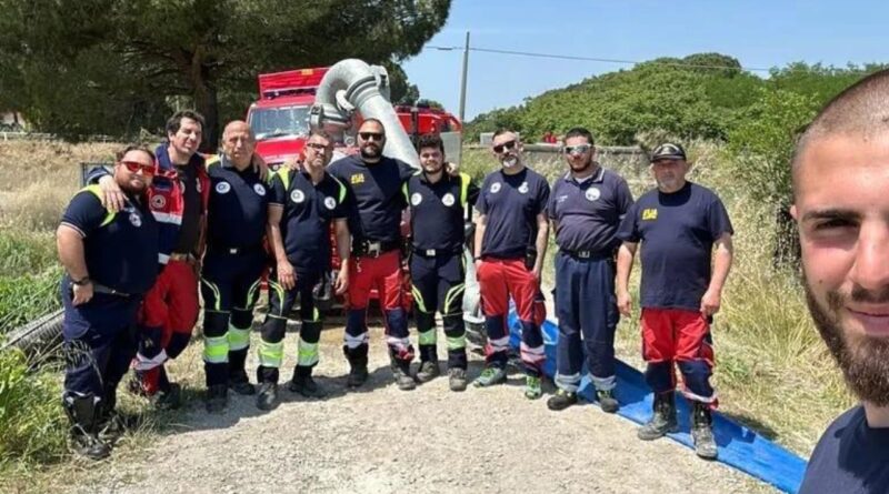 L’esperienza di Francesco in Emilia Romagna. Tra fango e speranza Francesco Mastroianni, il quarto a destra assieme ad un gruppo di volontari