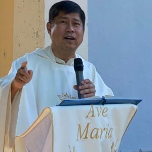 Il parroco del Santuario Ss. Madonna di Piternis mentre parla al microfono