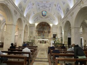 Santuario di Ss. Madonna de Piternis con fedeli che pregano all'interno