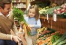Un papà fa la spesa biologica insieme a sua figlia.