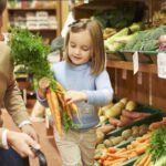 Un papà fa la spesa biologica insieme a sua figlia.