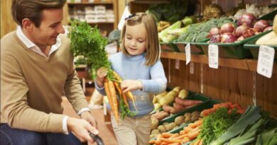 La dieta biomediterranea fa bene alla salute e all’ambiente. Ora lo dice anche la scienza Un papà fa la spesa biologica insieme a sua figlia.