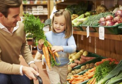 La dieta biomediterranea fa bene alla salute e all’ambiente. Ora lo dice anche la scienza Un papà fa la spesa biologica insieme a sua figlia.