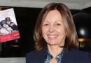 Alberta Riccardi, autrice di "Cafè Ida" , accanto alla copertina del libr