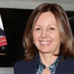 Alberta Riccardi, autrice di "Cafè Ida" , accanto alla copertina del libr